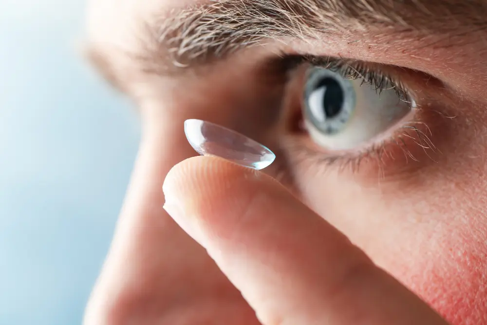 Colocación de una lente de contacto en el ojo