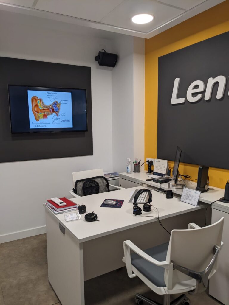Puesto de audiometría de LentiAudio en Montijo, con auriculares de audiometría y diagrama del oído en pantalla