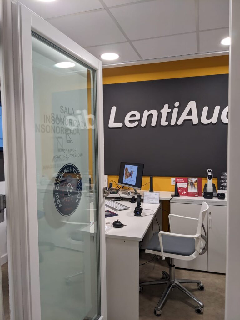 Puerta de la sala insonorizada abierta al gabinete de audiología de LentiAudio en Montijo