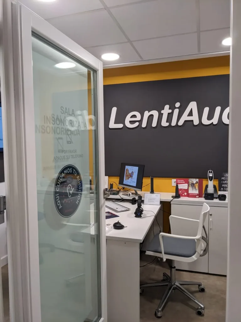 Puerta de la sala insonorizada abierta al gabinete de audiología de LentiAudio en Montijo