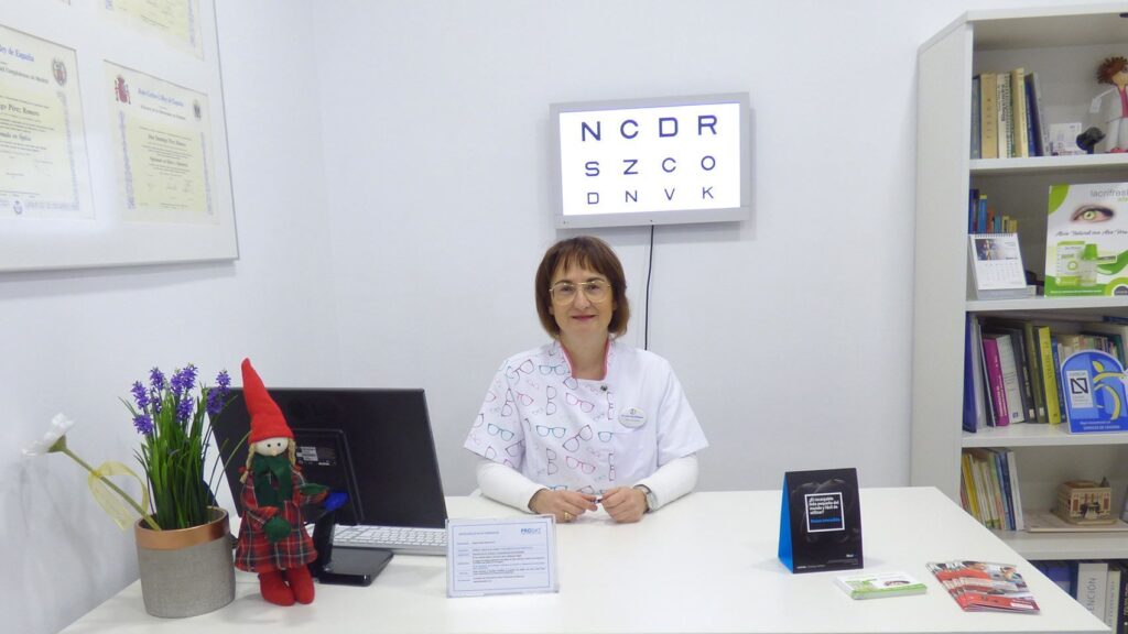 Óptica-optometrista en la consulta de la óptica LentiAudio en Montijo