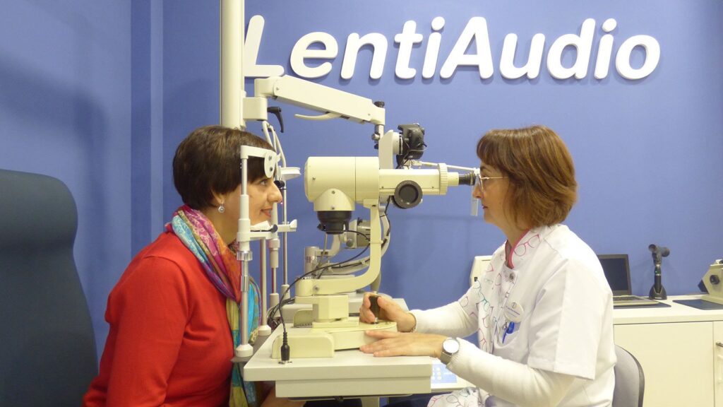 Exploración ocular de una paciente en la óptica LentiAudio de Montijo