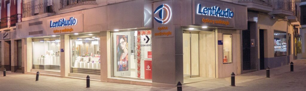 Fachada de LentiAudio, óptica y centro auditivo en la calle Eugenio Hermoso de Montijo