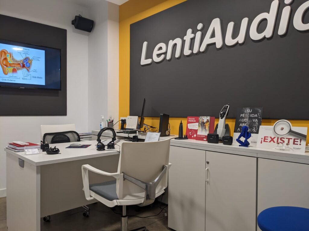 Gabinete de audiología de LentiAudio en Montijo, con audiómetro y equipos de adaptación de audífonos