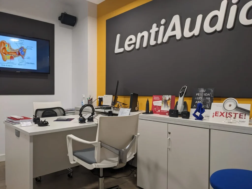 Gabinete de audiología de LentiAudio en Montijo, con audiómetro y equipos de adaptación de audífonos