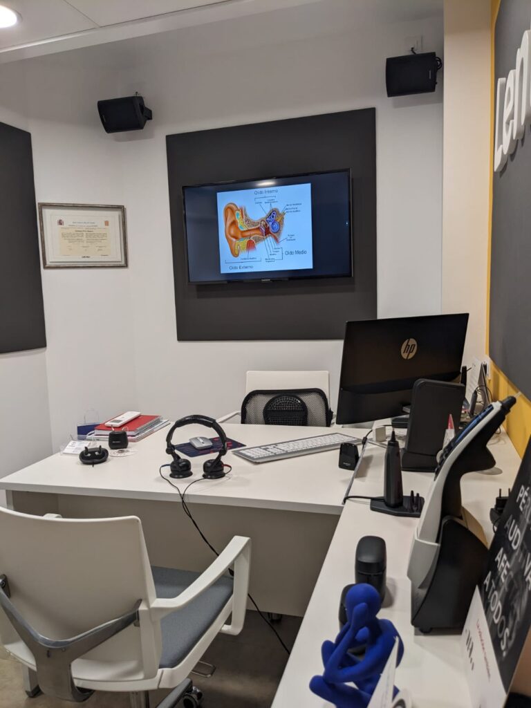 Gabinete de audiología de LentiAudio en Montijo, donde te atiende el audioprotesista colegiado