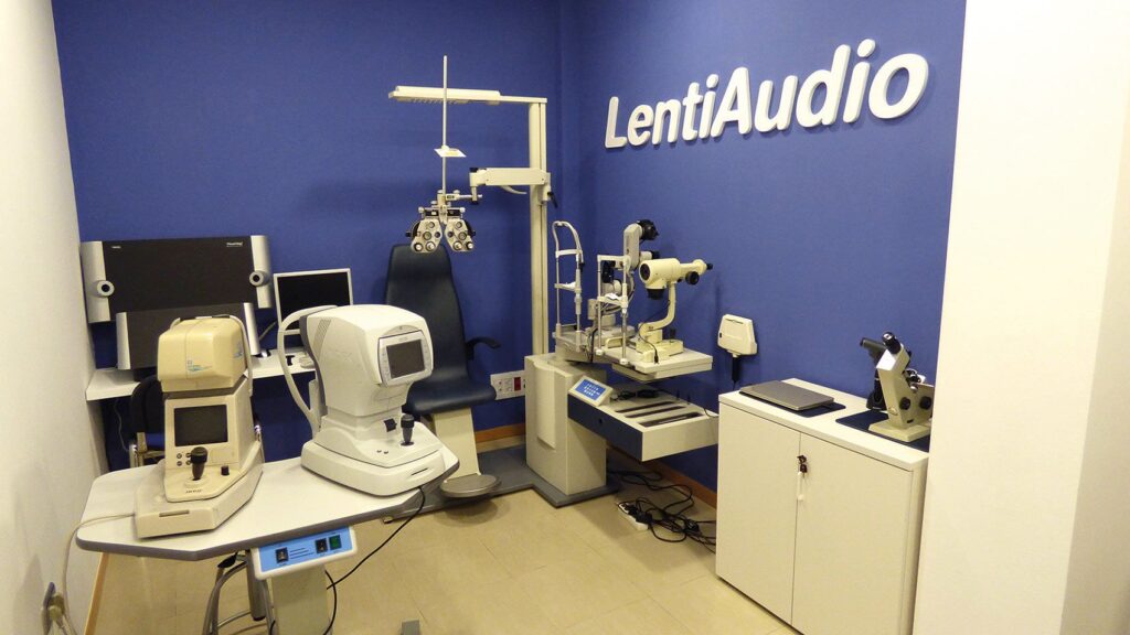 Gabinete de optometría de la óptica LentiAudio en Montijo
