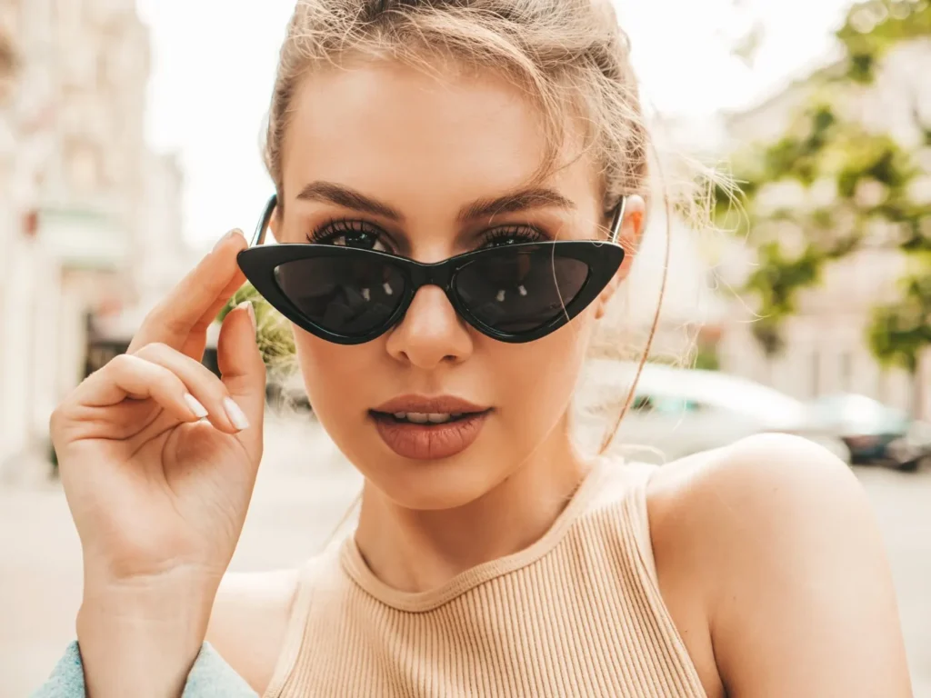Mujer con gafas de sol negras de estilo cat eye en la calle