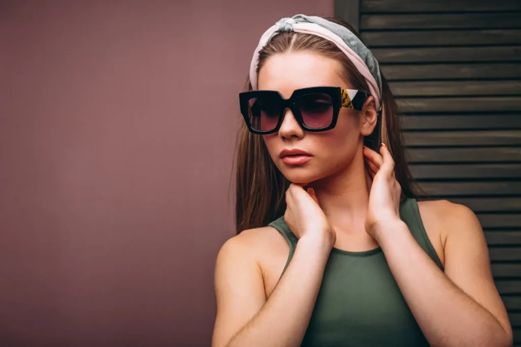 Mujer con gafas de sol de diseño de montura cuadrada y gruesa