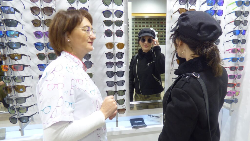 Óptica de LentiAudio asesorando a una clienta en la elección de gafas de sol en Montijo