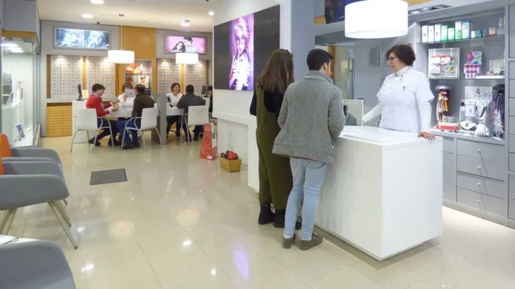 Mostrador de la óptica LentiAudio en Montijo atendiendo a clientes