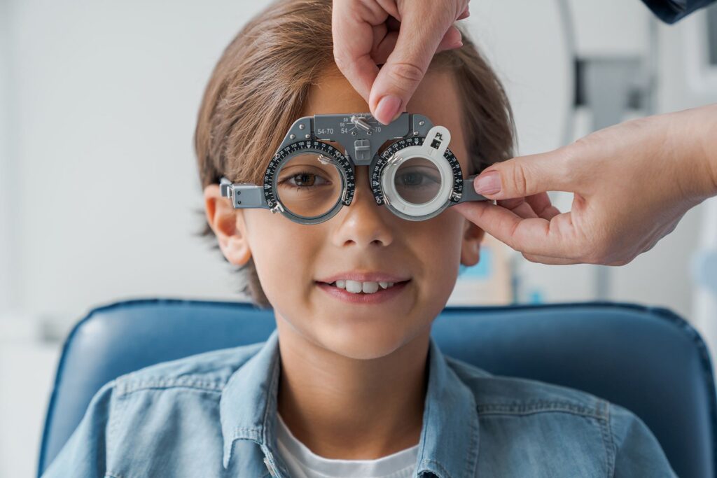 Niño durante una revisión de la vista con gafa de prueba