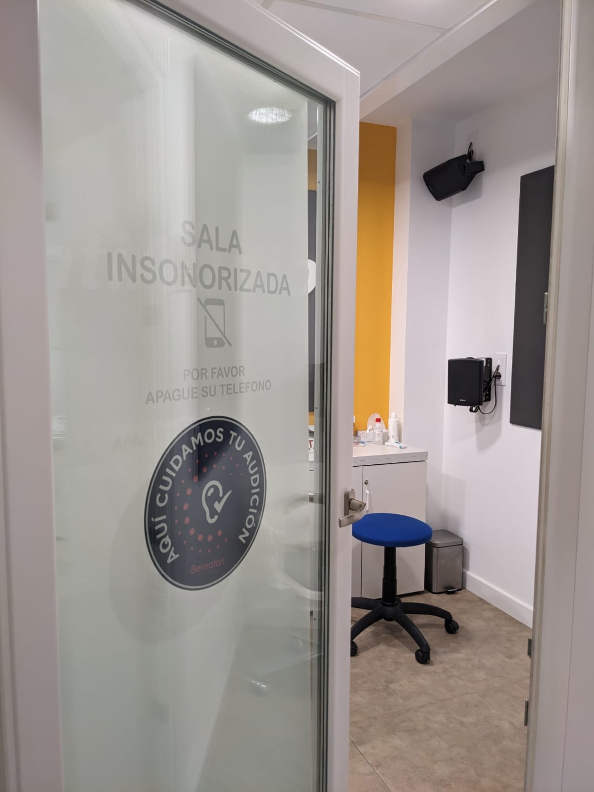 Entrada a la sala insonorizada del gabinete de audiología de LentiAudio en Montijo