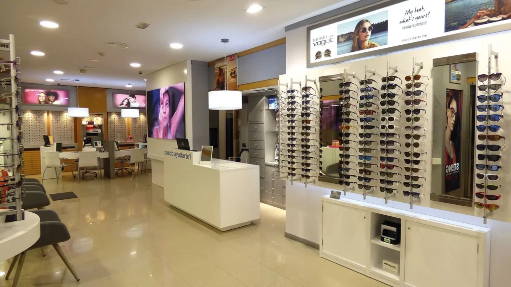 Interior de la óptica LentiAudio en Montijo, con la exposición de gafas graduadas y de sol