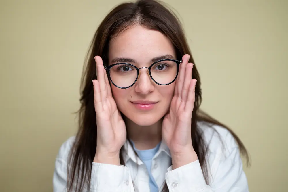 Mujer con gafas graduadas para la vista cansada